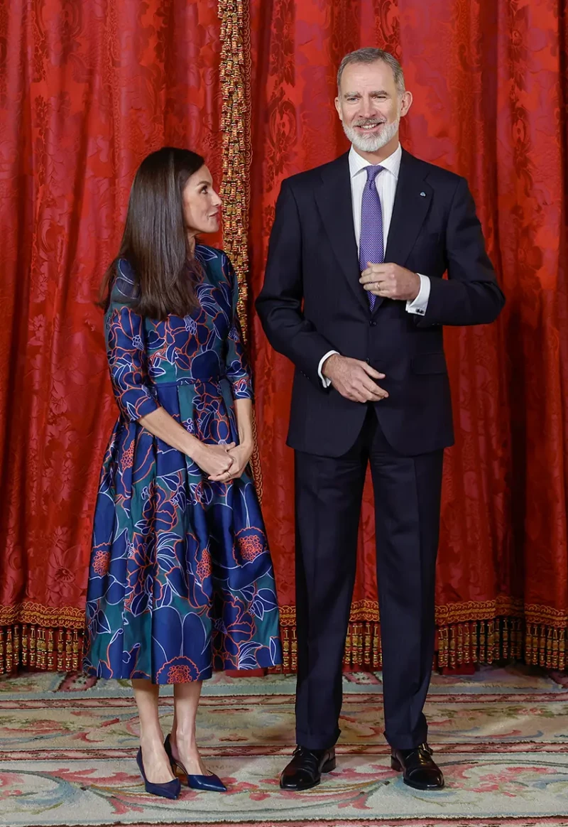 Letizia con un vestido azul de flores.