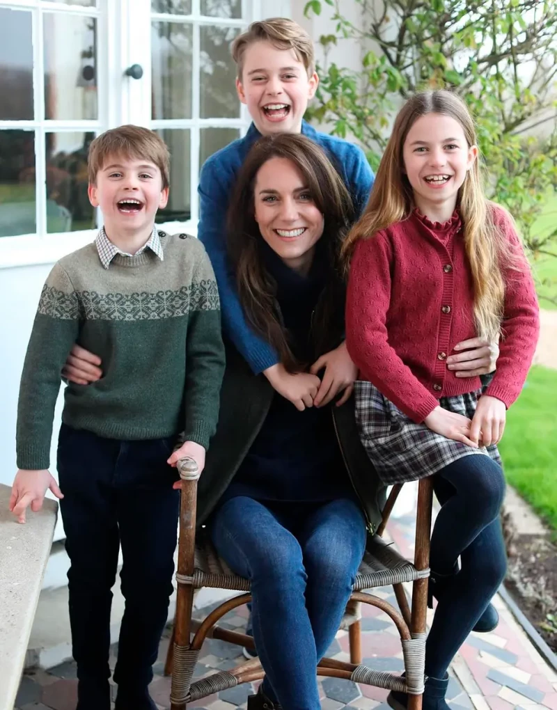Kate Middleton con sus hijos en el fotomontaje que se ha hecho viral.