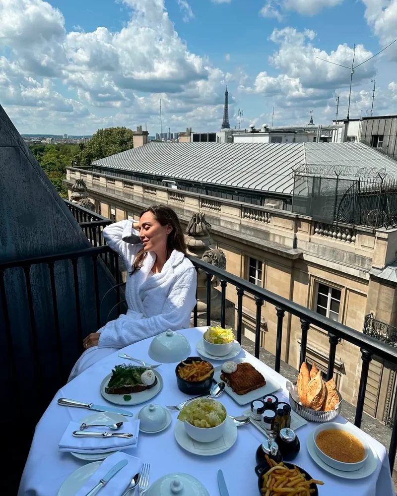 Tamara Falcó desayunando en un hotel parisino.
