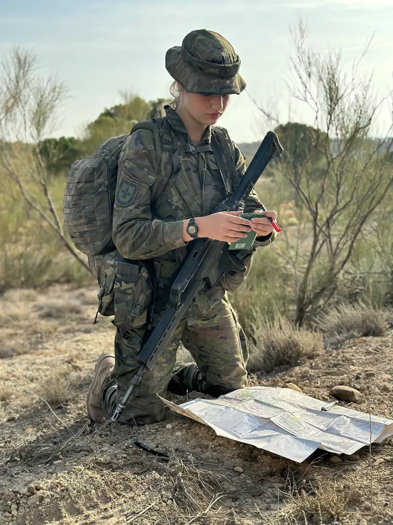 La princesa Leonor vestida de soldado con un fusil durante sus primeras maniobras en una foto de archivo.