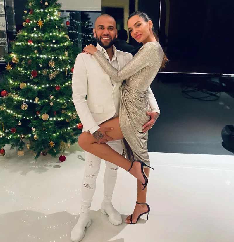 Dani Alves y Joana Sanz con un árbol de navidad.