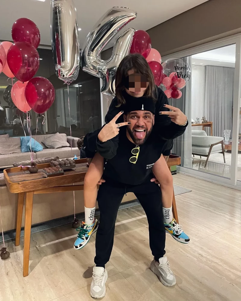 Dani Alves celebra el cumpleaños de su hija en su casa.