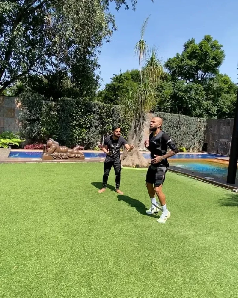 Dani Alves entrenando en su jardín.