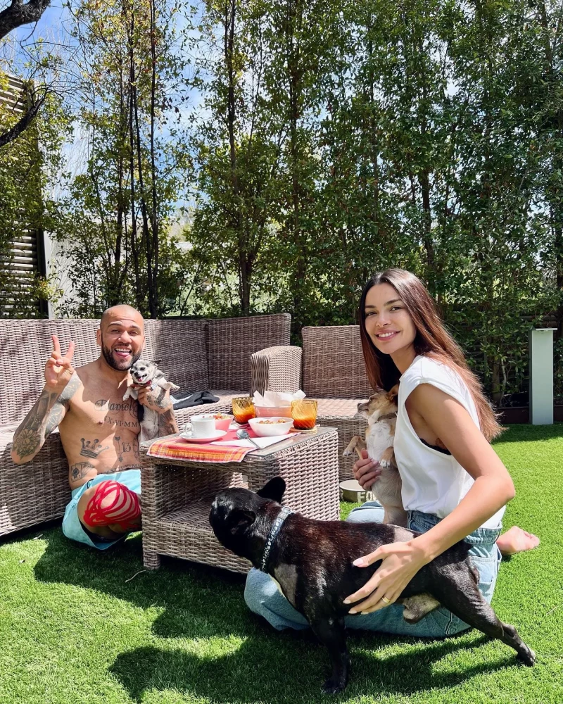 Dani Alves y Joana Sanz en el jardín de su casa.