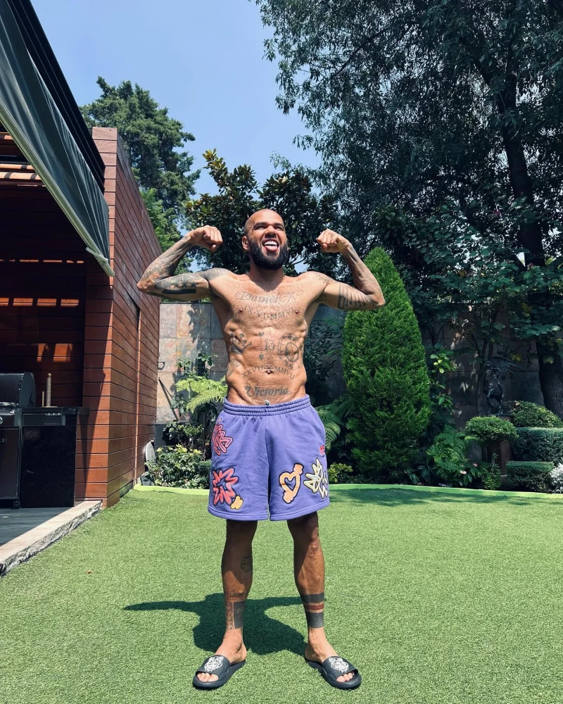 Dani Alves en el jardín de su casa.