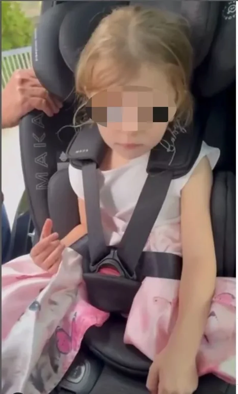 La hija de María Lapiedra, en el coche.