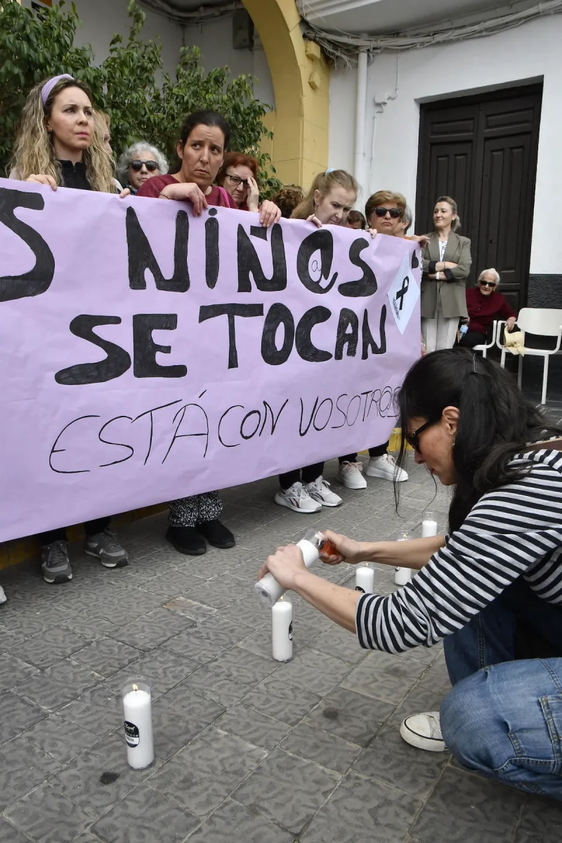 Minuto de silencio frente al Ayuntamiento del municipio almeriense de Abla, donde residían la madre y las dos niñas de 2 y 4 años, presuntamente asesinadas por envenenamiento por su padre en Alboloduy (Almería), y donde se ha decretado tres días de luto oficial.