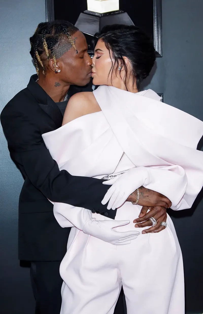 Kylie Jenner besándose con su expareja en una foto antigua.