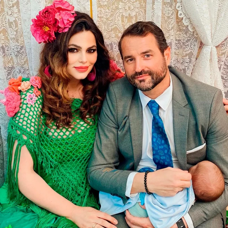 Marisa Jara con su marido y su bebé.