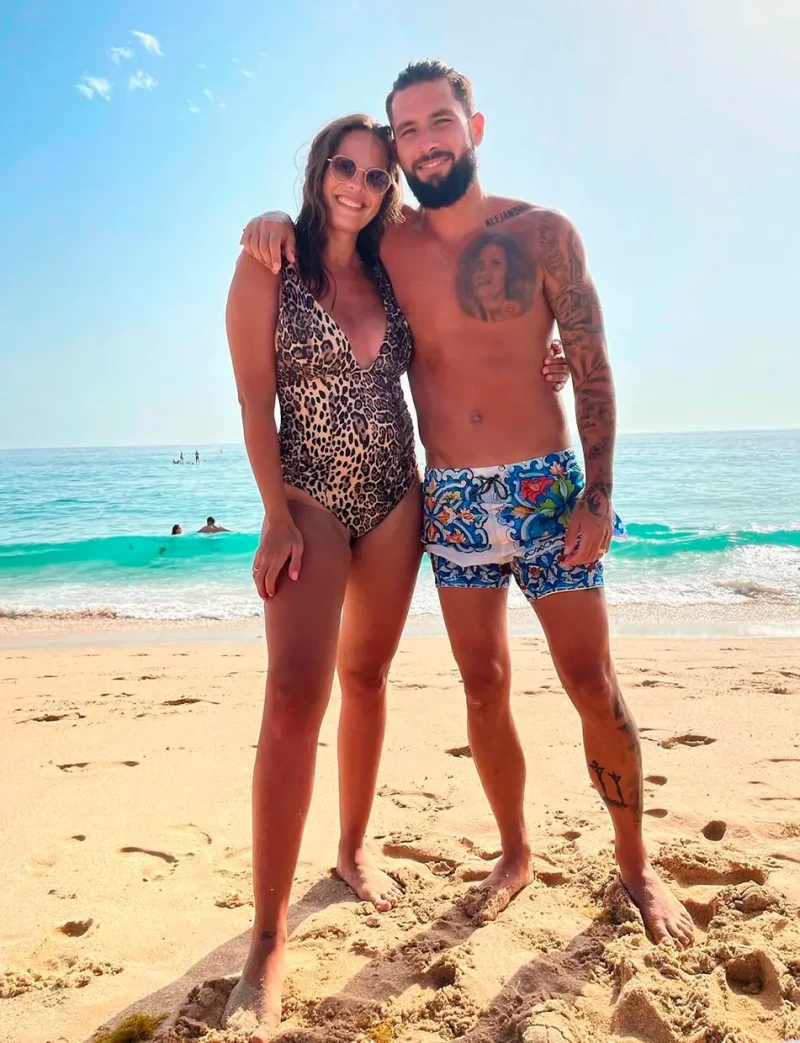 Jota Peleteiro junto a su ex Jessica Bueno y en bañador, mostrando su cuerpo tatuado.