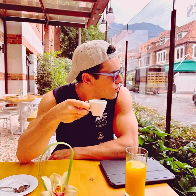 Mario Casas tomando un café.