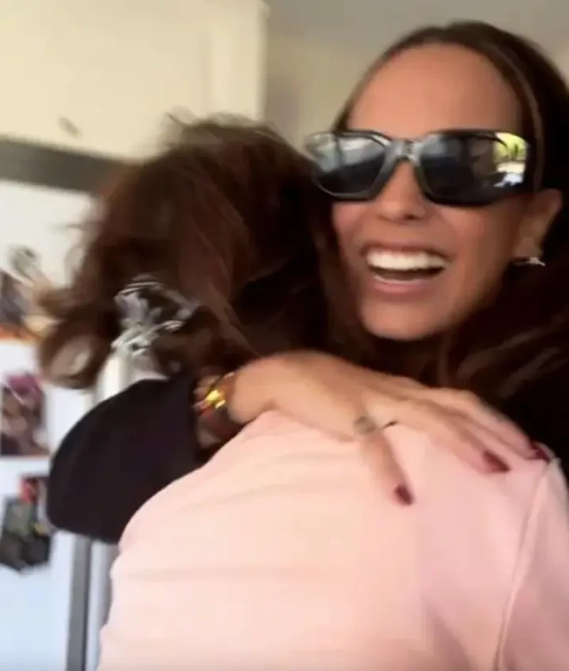 Gloria Camila y Marina riendo y abrazadas