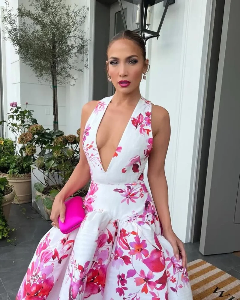 jennifer lopez posando con vestido rosa