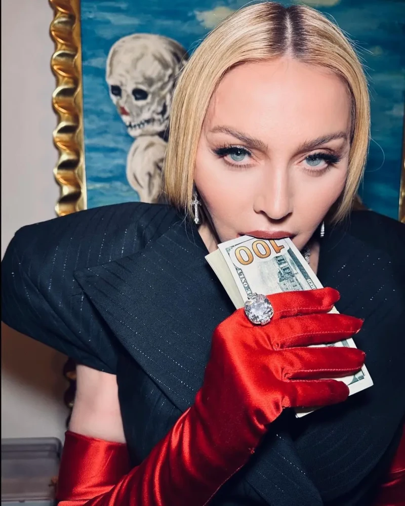 madonna besando billetes