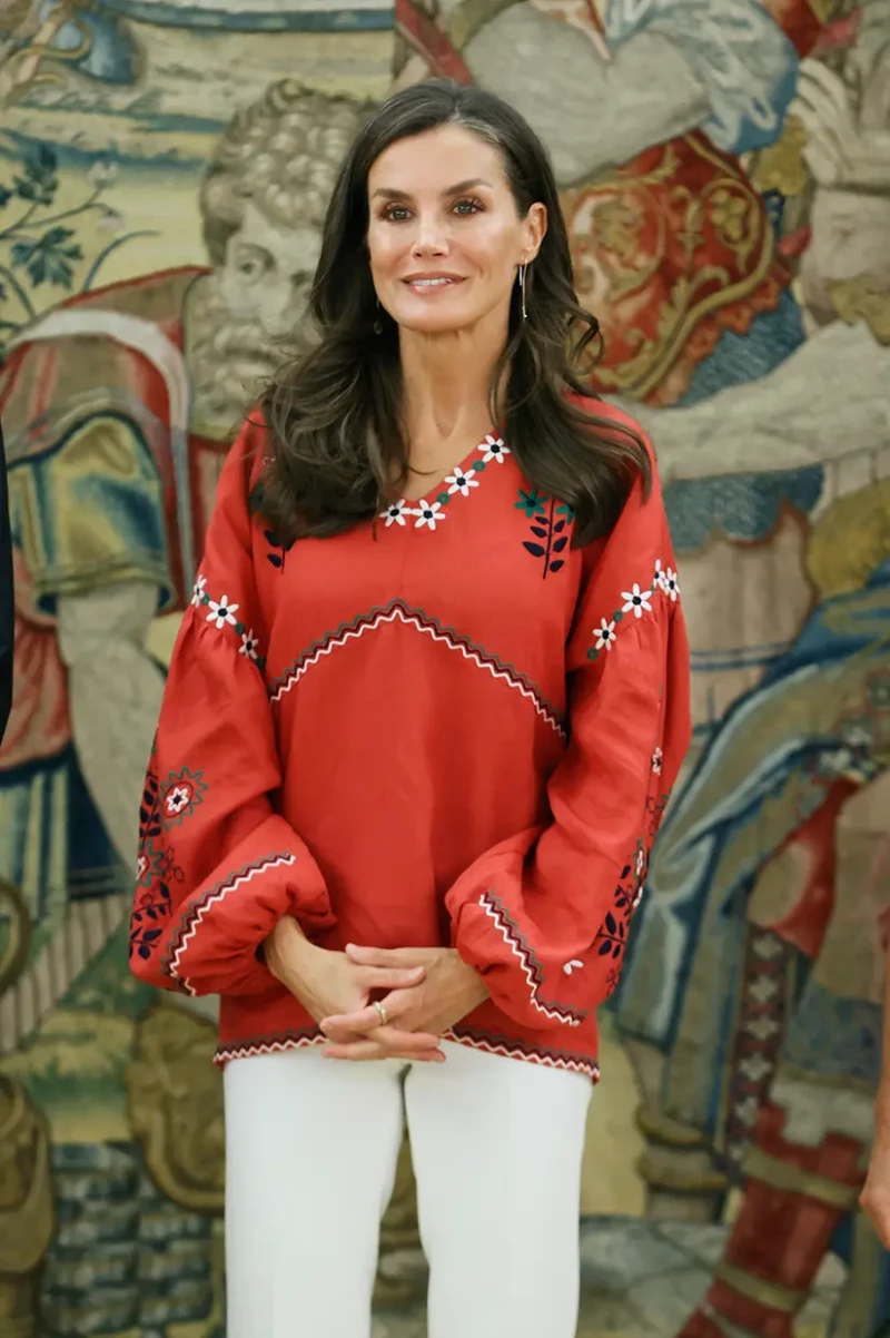 Letizia blusa ucraniana.