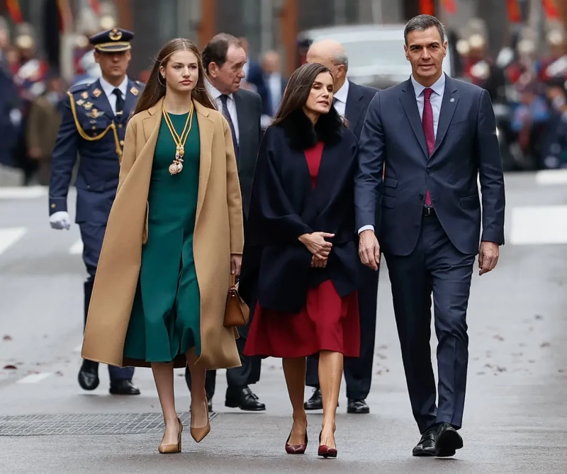 GESTIONANDO LOS COLORES. La elección cromática de Letizia para su "look" en la apertura de la legislatura en las Cortes provocó que todos los ojos se fijasen en lo guapa y mayor que estaba su hija, la futura reina.