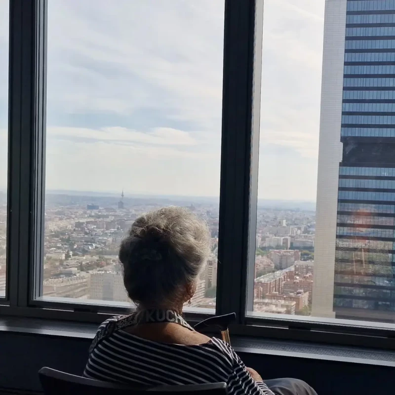 abuela mirando horizonte
