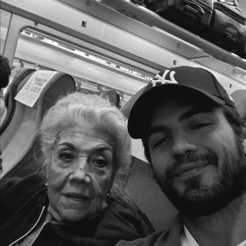 maxi iglesias y su abuela en el tren