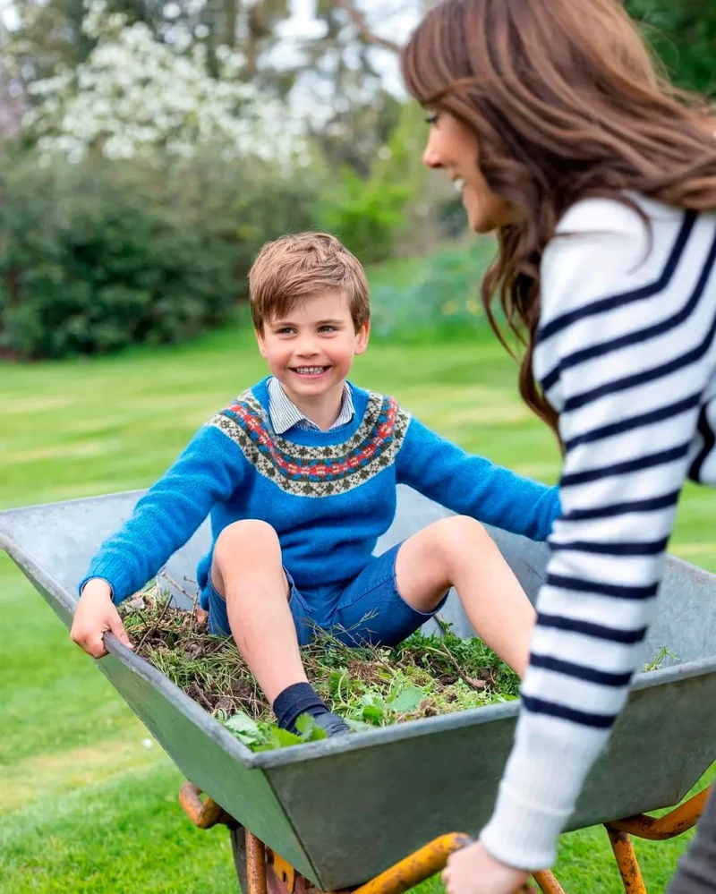 Kate Middleton jugando con Louis en el jardín en una foto reciente.