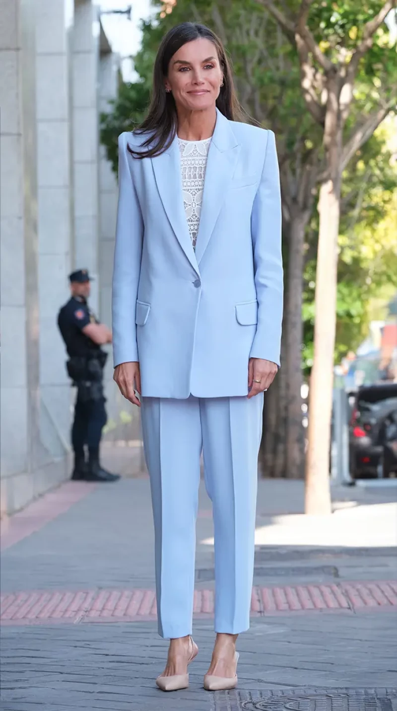 Letizia, con un traje chaqueta azul bebé, el color estrella de esta primavera.