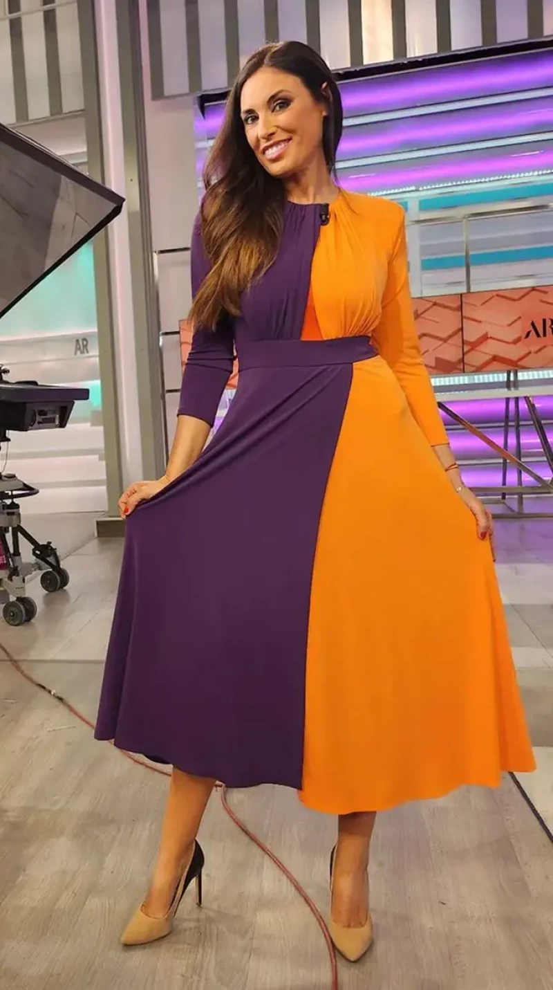 Isabel Rabago con un vestido bicolor.