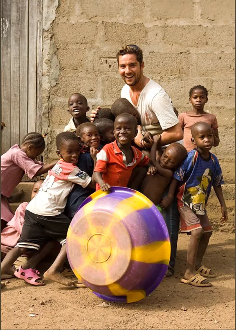 David Bisbal jugando con niños africanos.