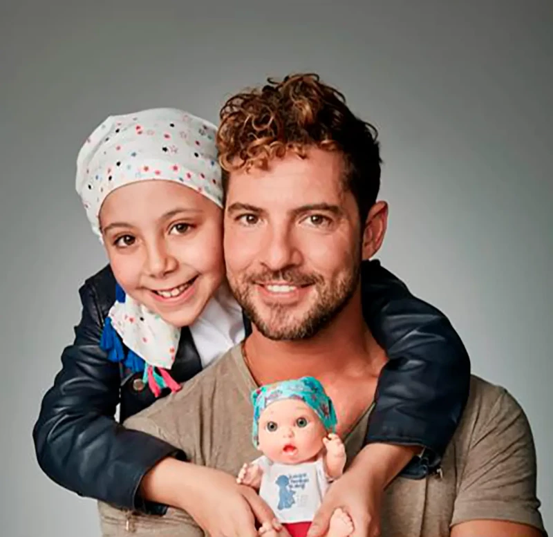 David Bisbal abrazado a una niña con cáncer.