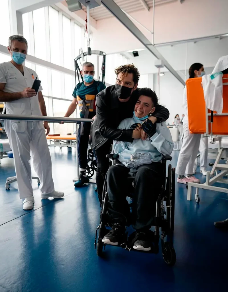 David Bisbal visitando el hospital donde trataron a su hermano.