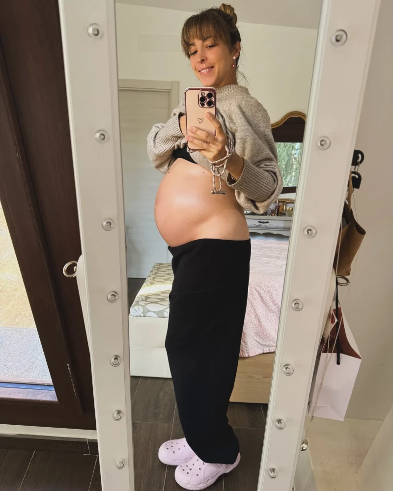 Gisela mostrando su barriga de embarazada