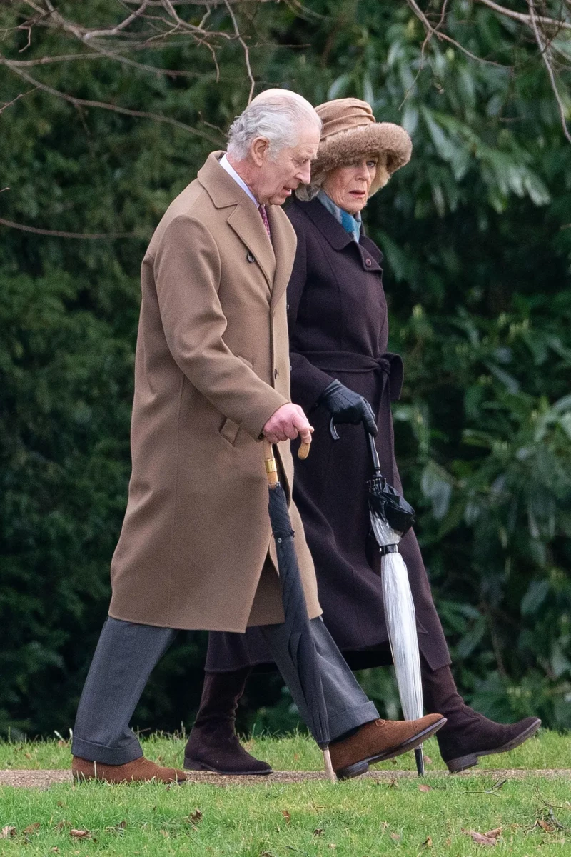 Carlos de Inglaterra paseando con Camila