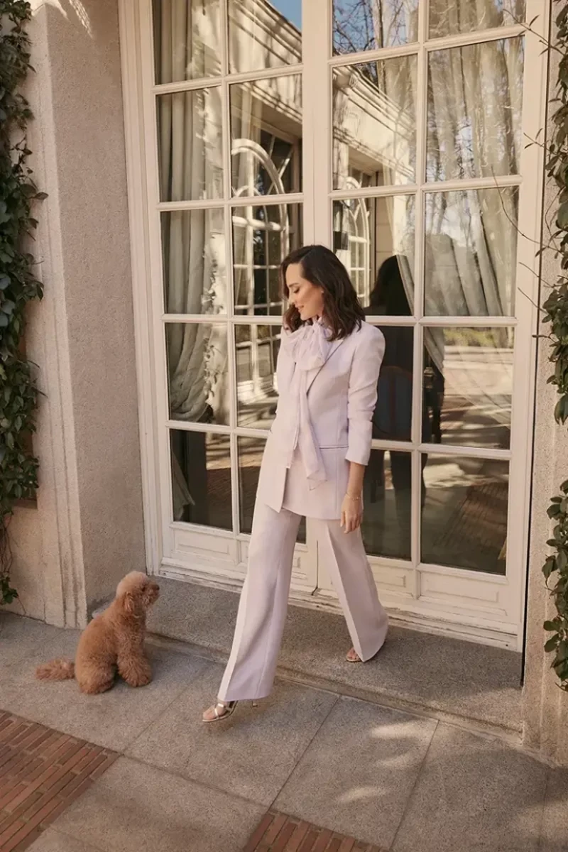 Tamara Falco con traje blanco