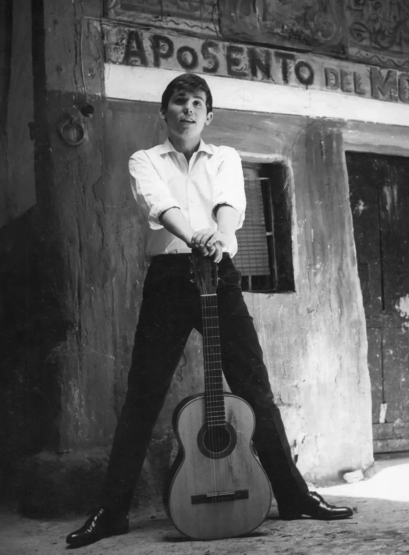 Raphael de joven con su guitarra