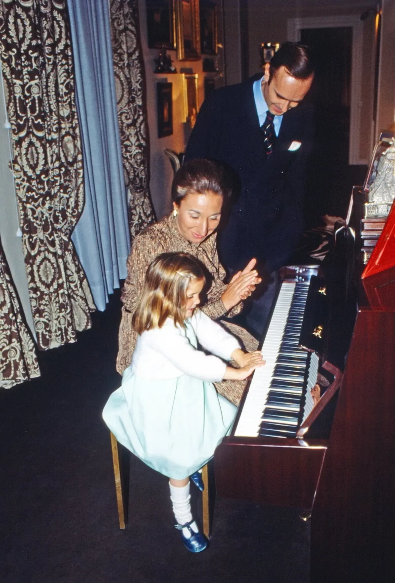 Margarita de Borbón , con su hija, enseñándole a tocar el piano.
