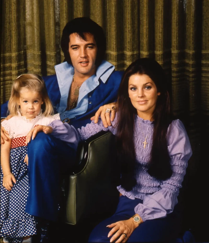 con Elvis y la hija de ambos, Lisa Marie, en una sesión de fotos en 1973.