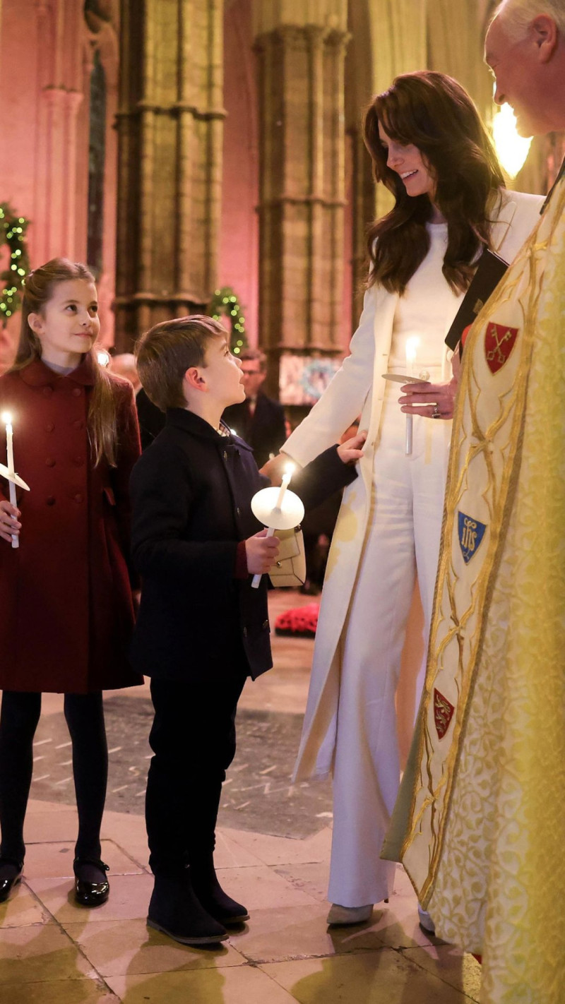 Kate Middleton y dos de sus hijos durante la misa de Navidad