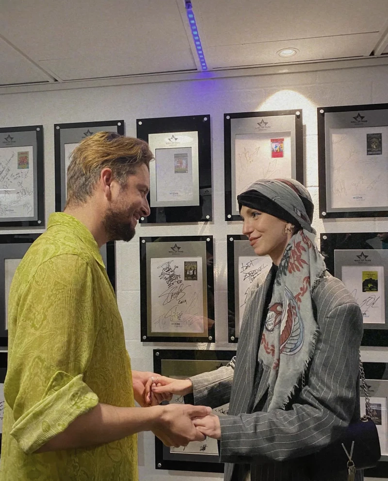 Manuel Carrasco y Elena Huelva cogidos de la mano.