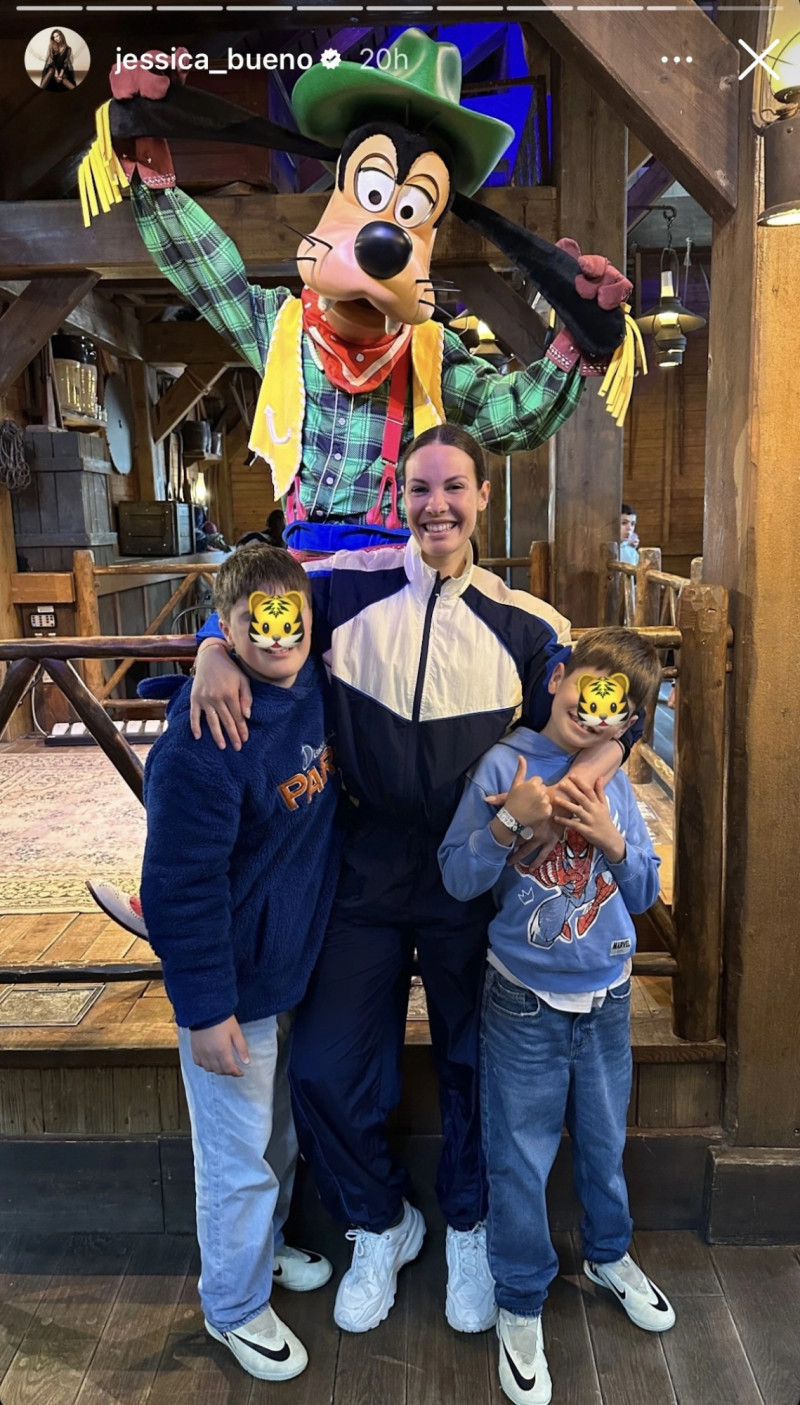 Jessica Bueno junto a sus pequeños posando en Disneyland para redes sociales