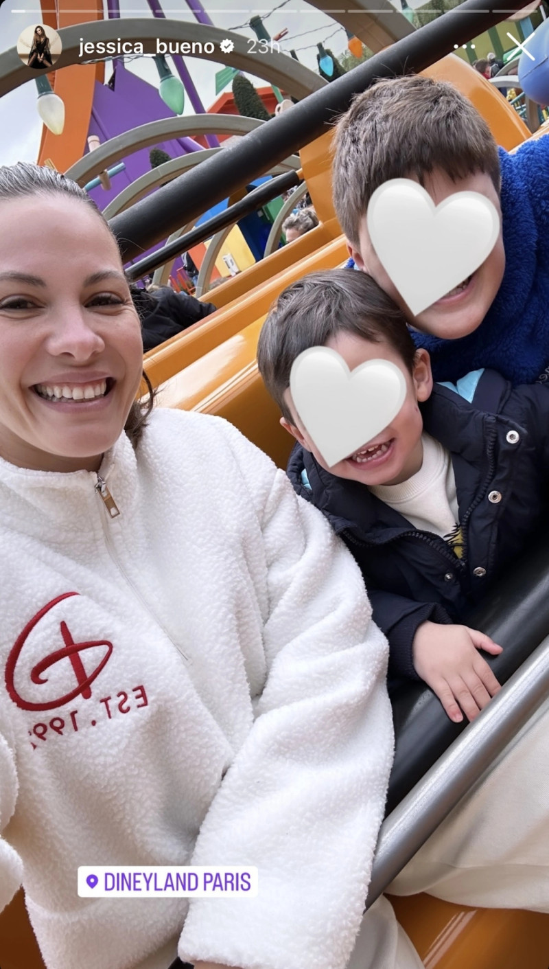 Jessica Bueno junto a dos de sus hijos en Disneyland