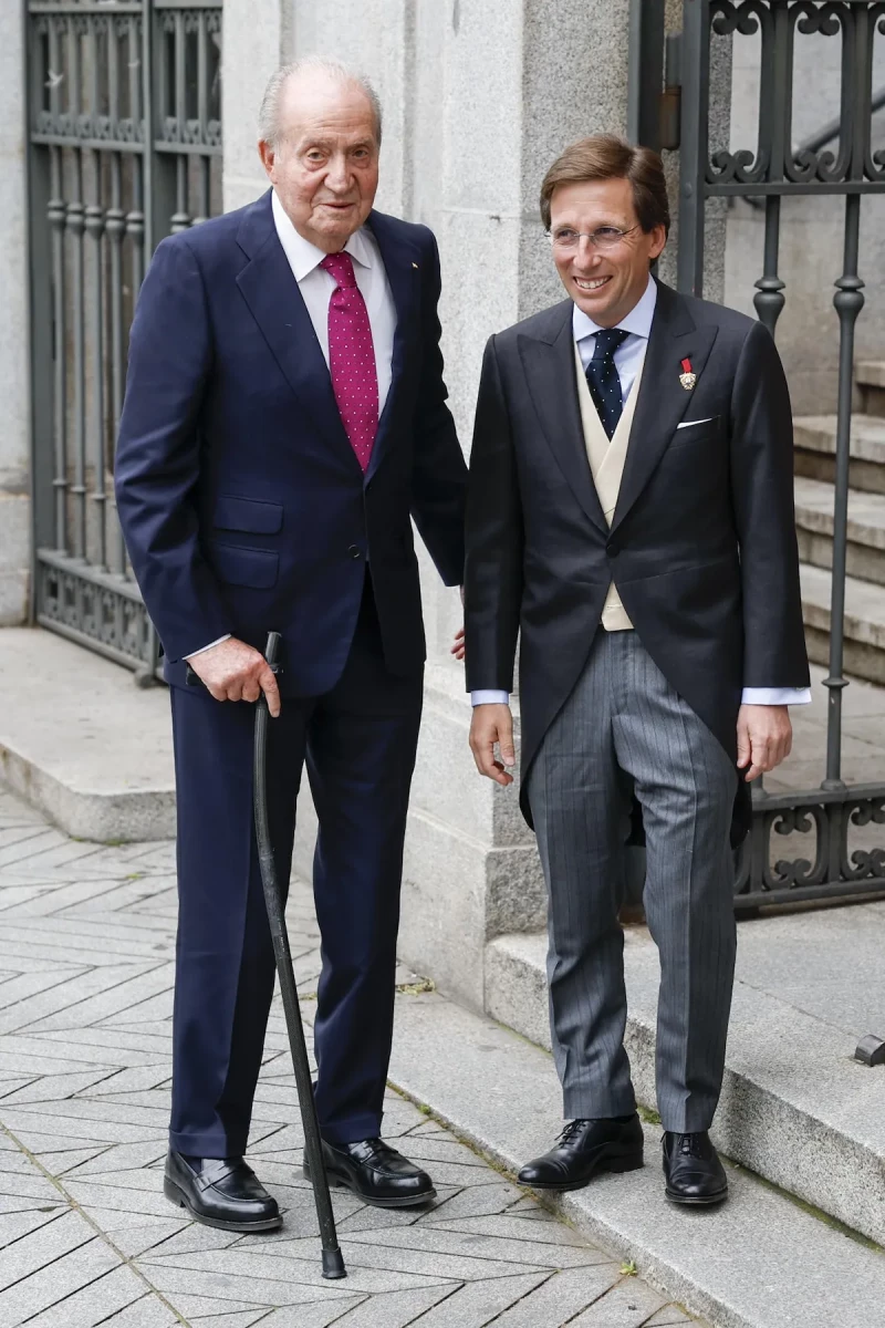 El rey Juan Carlos I posa junto al alcalde de Madrid