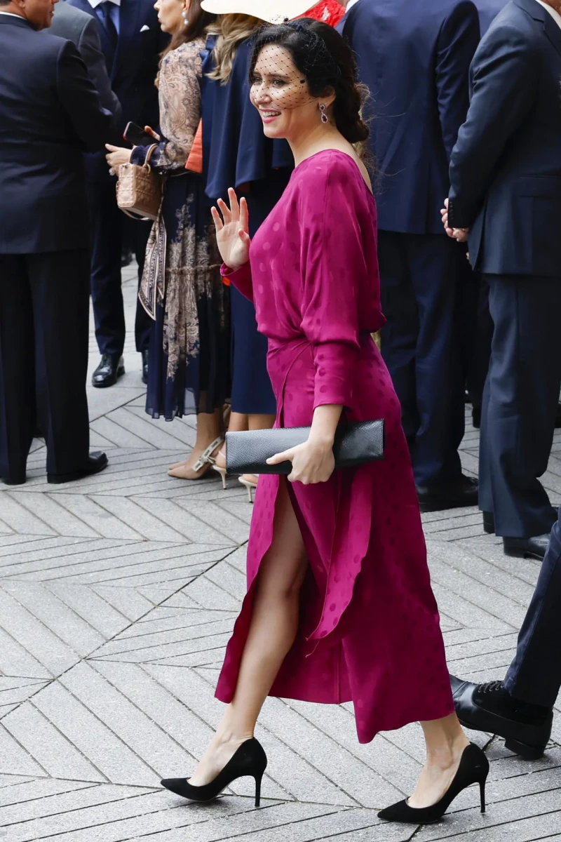 Ayuso saliendo de la iglesia tras la ceremonia