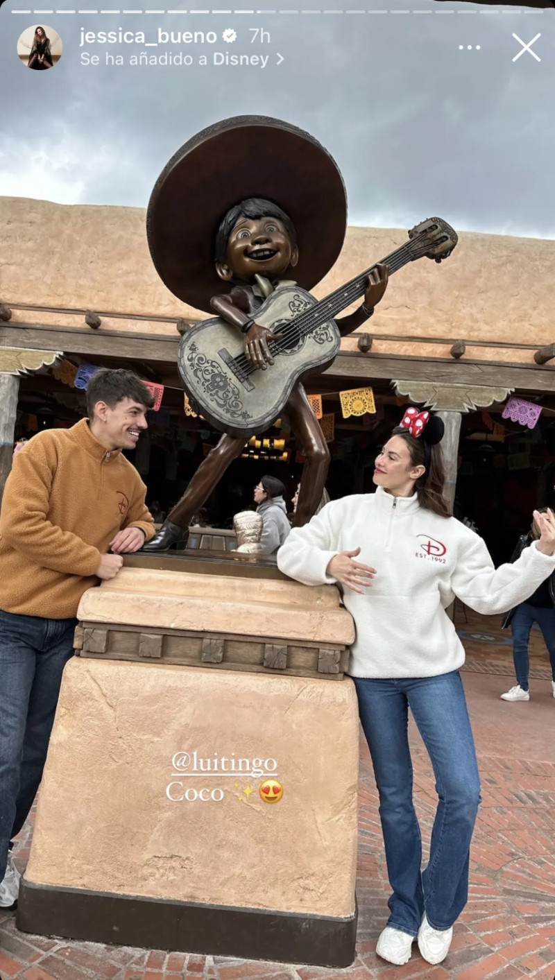 Jessica Bueno y Luitingo posando para redes sociales en Disneyland
