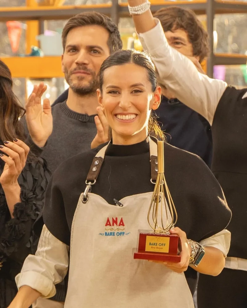 Ana Boyer sube a redes su foto con el premio de 'Bake off'