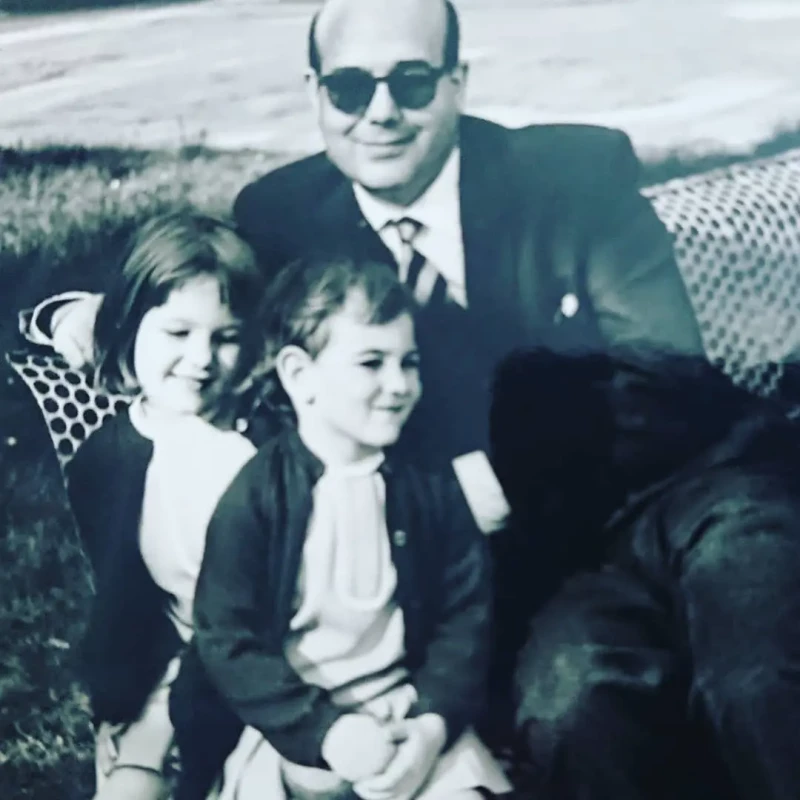 LUisa Martin con su padre de pequeña