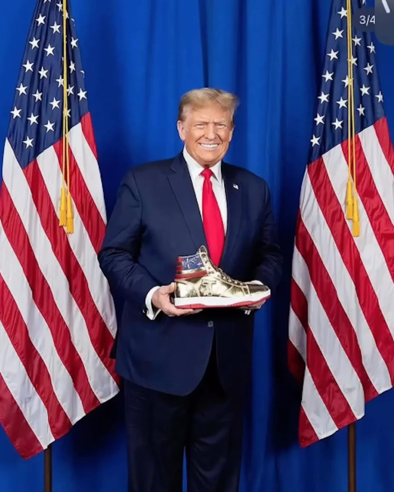 DONALD TRUMP CON ZAPATILLAS TRUMP SNEAKERS