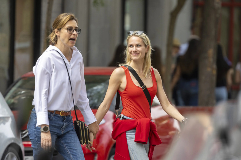 Sandra Barneda con su novia de la mano