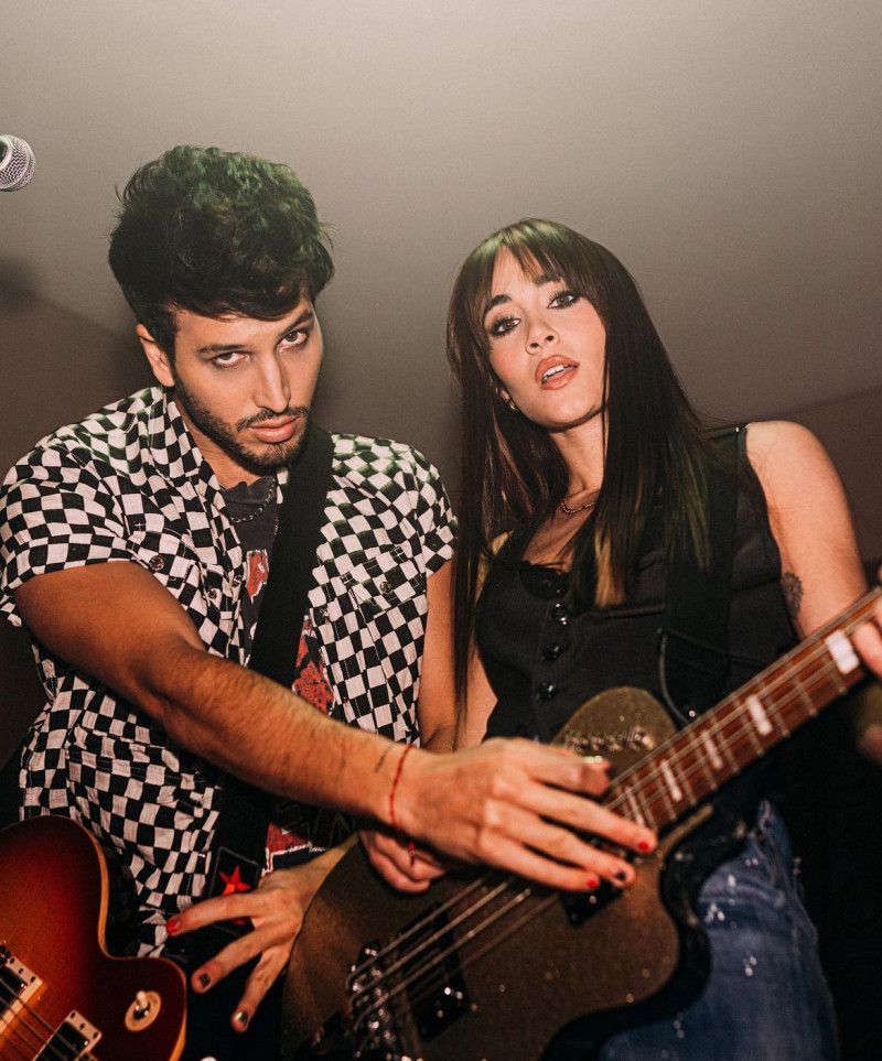 Aitana posando junto a Sebastián Yatra para redes sociales