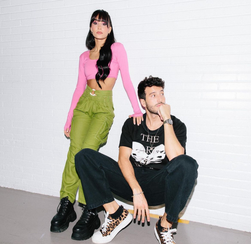 Aitana posando junto a Sebastián Yatra para redes sociales