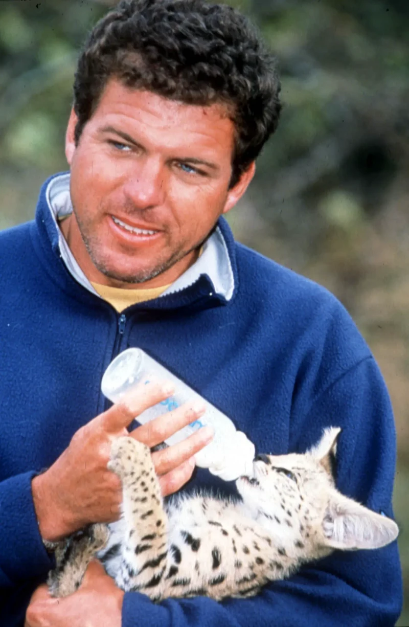 El presentador Mario Picazo con un leopardo pequeño Programa de televisión "Club Disney".