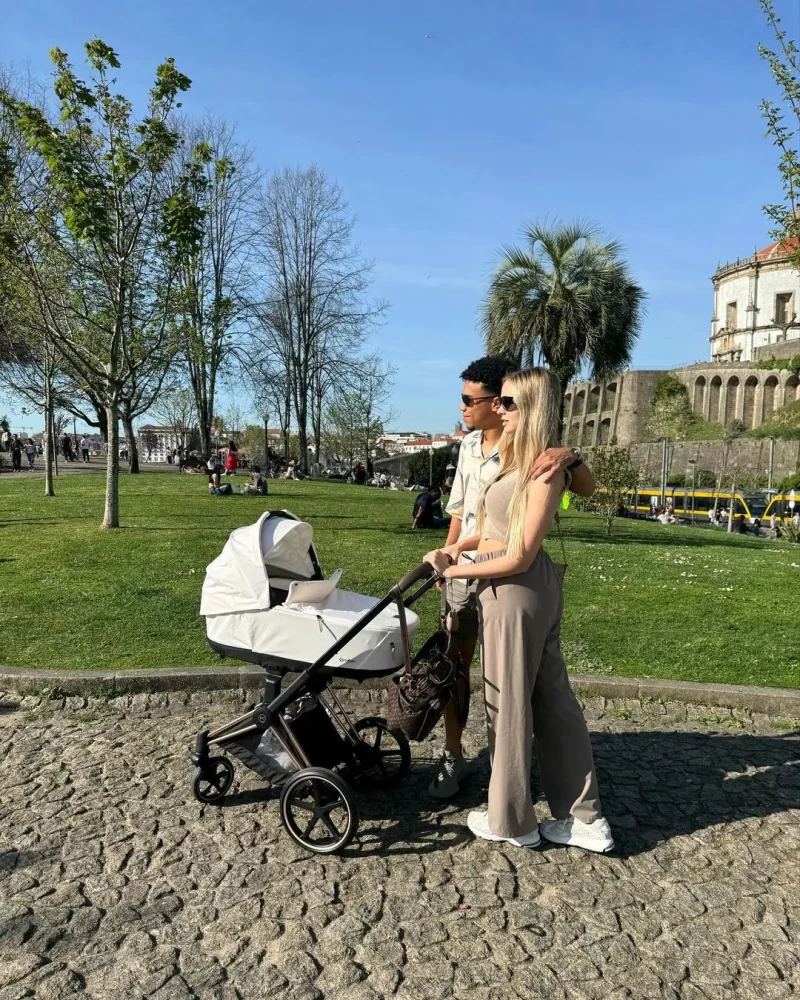 Hija Loreto Valverde y pareja con su bebe en carrito
