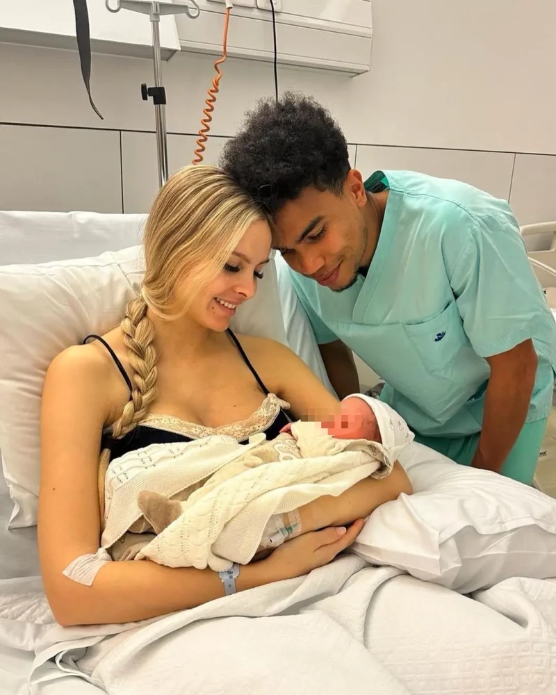 Hija Loreto Valverde y pareja con su bebe en el hospital